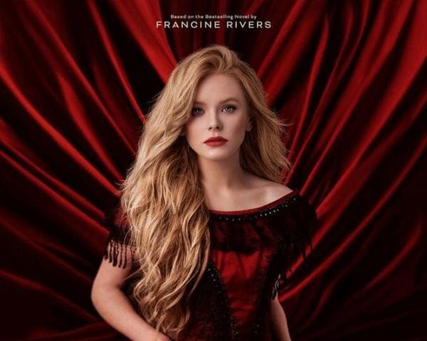 Девушка на красном фоне Изображение